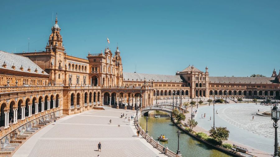 Quảng trường Tây Ban Nha nằm trong công viên María Luisa của thành phố Sevilla