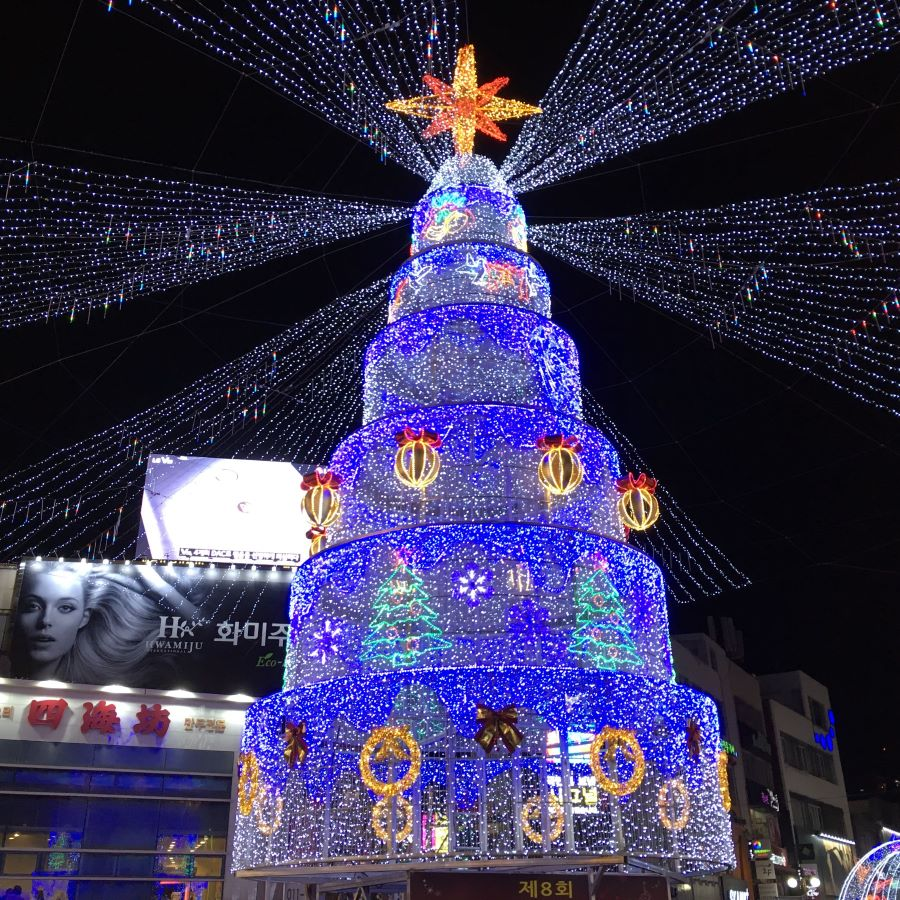 Những cây thông Noel “khổng lồ” với ánh đèn lung linh rực rỡ cực kỳ ấn tượng