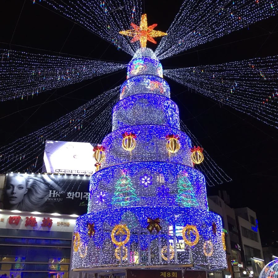 Những cây thông Noel “khổng lồ” với ánh đèn lung linh rực rỡ cực kỳ ấn tượng 