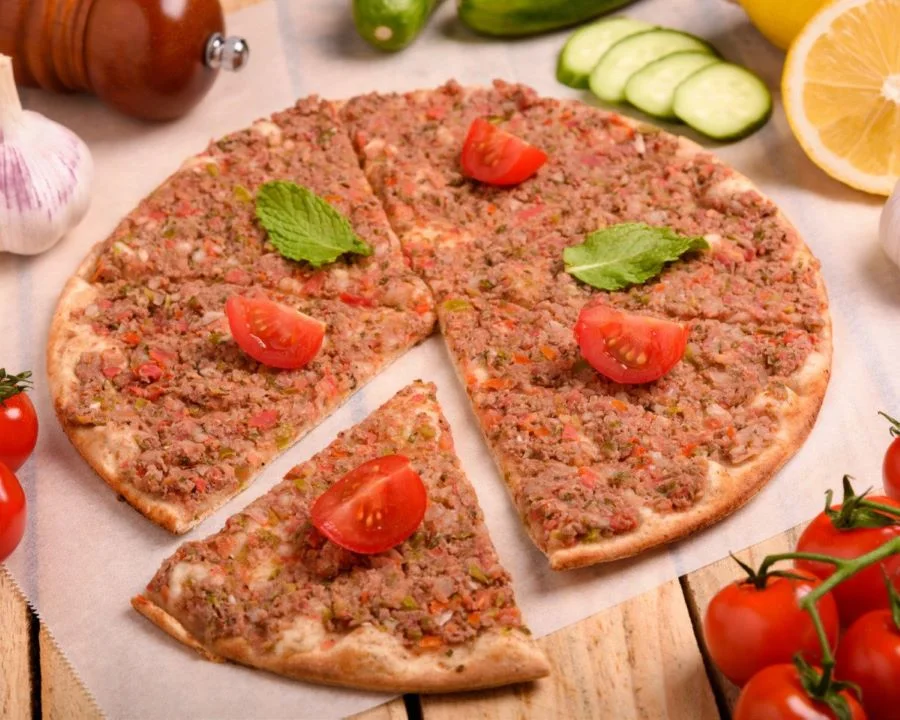 Phần vỏ của Manousheh được làm giòn rụm, được cho thêm đầy đủ các loại topping hấp dẫn 