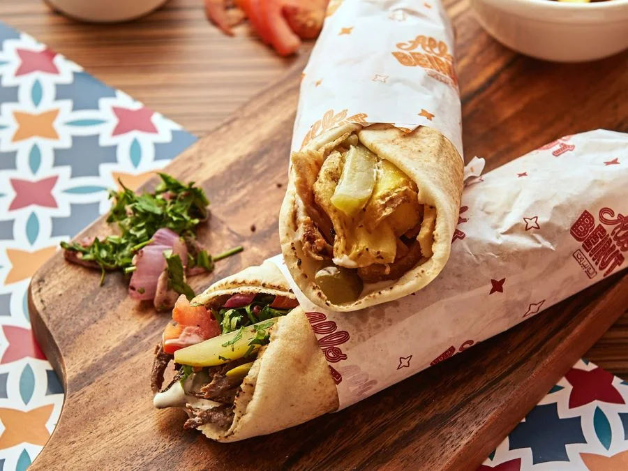 Bánh kẹp Shawarma là một trong những món ăn phổ biến nhất tại “thành phố vàng” Dubai