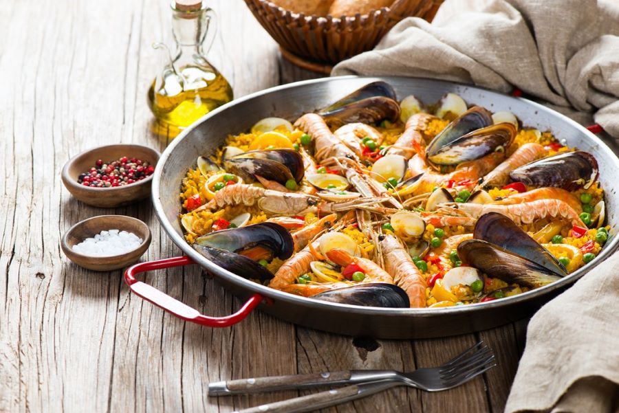 Paella là một món ăn nổi tiếng du khách không nên bỏ qua khi khám phá ẩm thực của Tây Ban Nha