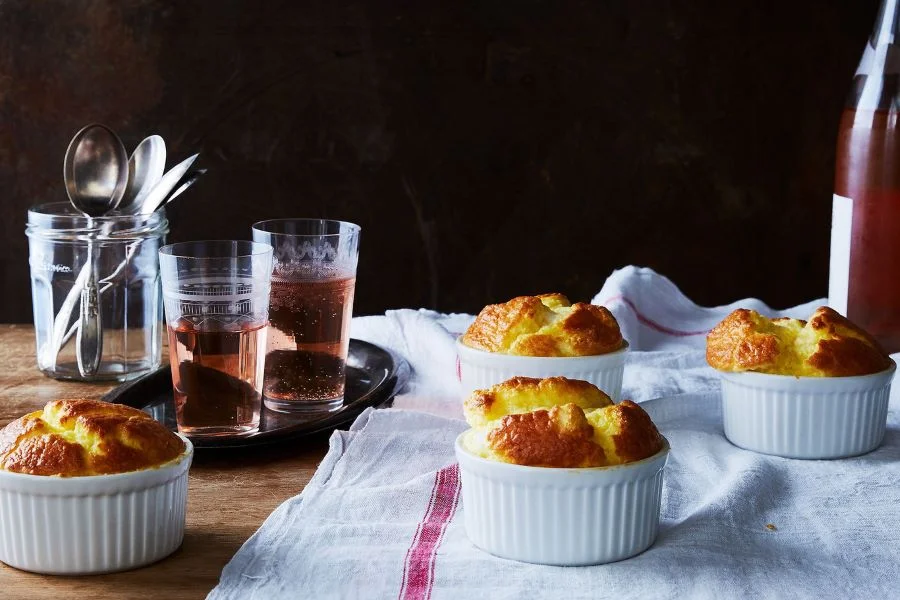 Souffle là một món tráng miệng phổ biến trong ẩm thực Pháp, với hương vị nhẹ nhàng và kết cấu xốp mịn