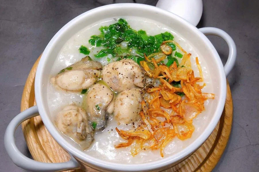 Một tô cháo hàu nóng hổi thơm nức mũi chắc chắn sẽ khiến thực khách xiêu lòng