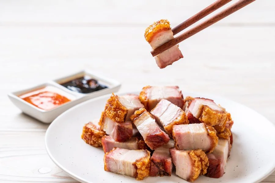 Lợn quay Siu Yuk với hương vị thơm ngon đậm đà của phần thịt nạc kết hợp với lớp mỡ béo ngậy và phần bì giòn tan phía bên ngoài