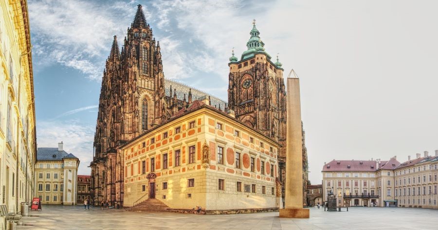 Lâu đài Praha tọa lạc trong khu phố Hradcany ở thủ đô Praha