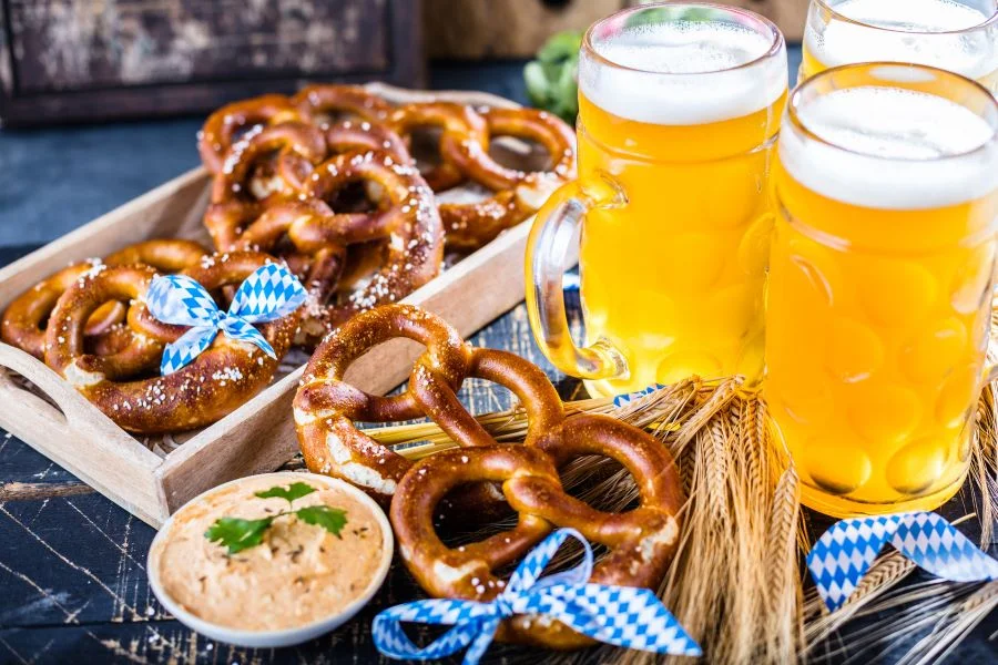 Brezel được làm từ bơ và mè còn được gọi vui là bánh mì “cạ cứng” của bia Đức