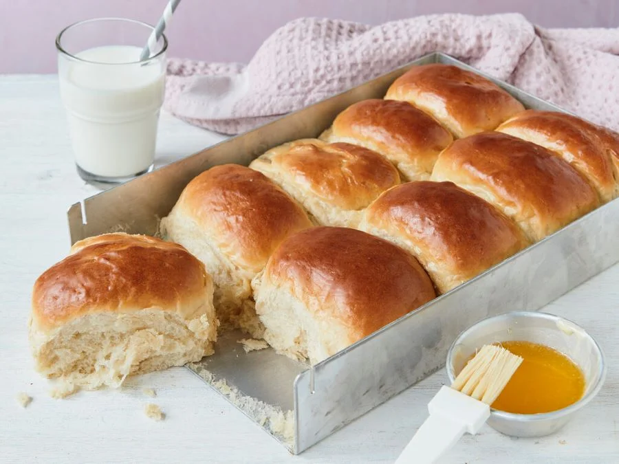 Milchbrötchen là một loại bánh mì dạng cuộn, thường được người Đức sử dụng trong bữa ăn sáng