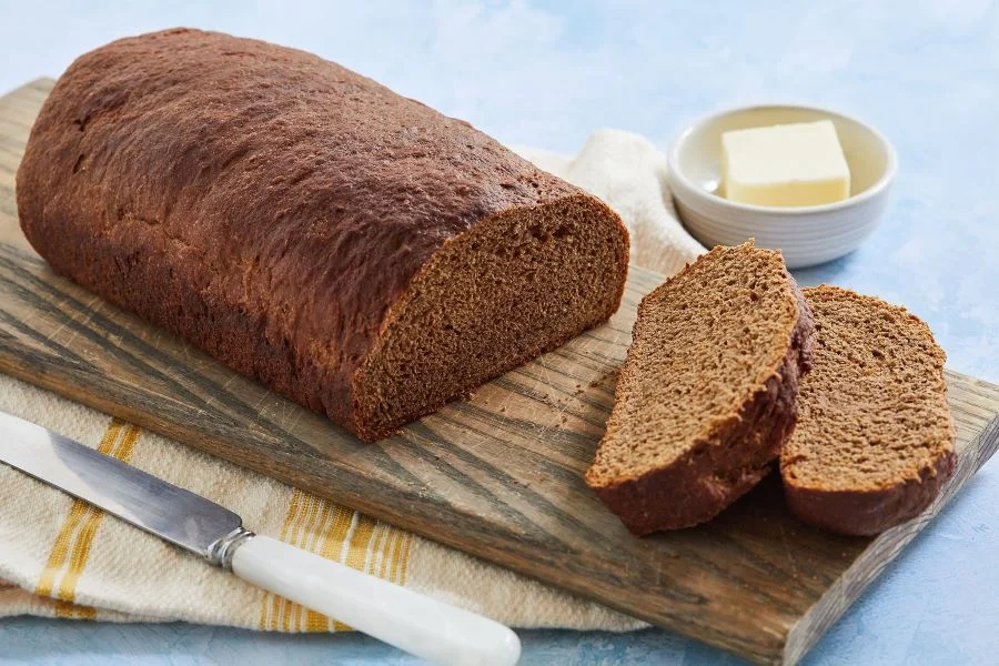 Bánh mì Pumpernickel có màu nâu sẫm bởi thành phần 100% làm từ lúa mạch đen xuất xứ ở miền Bắc nước Đức