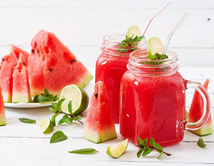 Nước ép dưa hấu chính là một thức uống giải nhiệt hoàn hảo dành cho những ngày hè oi bức