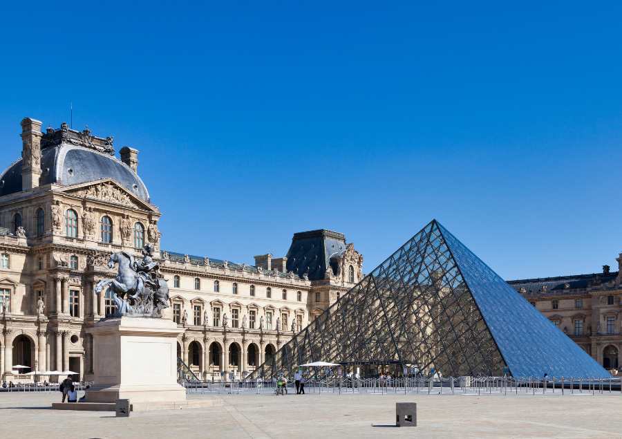 Bảo tàng Louvre là bảo tàng nghệ thuật lớn nhất và nổi tiếng nhất thế giới