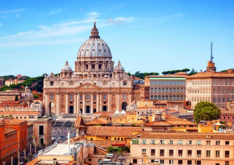 Bảo tàng Vatican sở hữu diện tích rộng lớn với 12 dãy nhà, 1.400 phòng trưng bày và 5 nhà nguyện