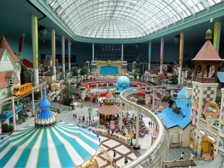 Lotte World được chia thành hai khu vực chính: khu trong nhà và khu ngoài trời vô cùng thú vị