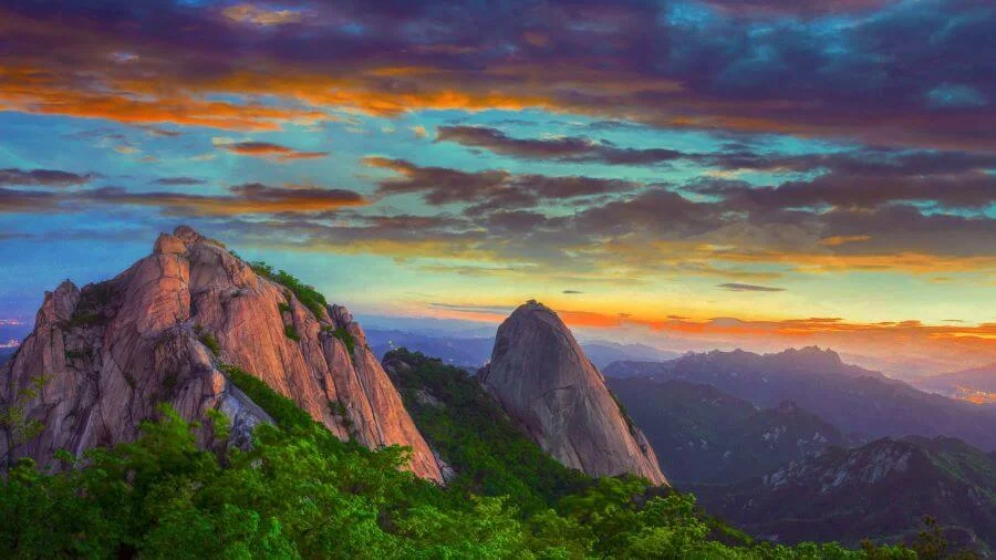 Bukhansan sở hữu những đỉnh núi cao ngất, những vách đá hiểm trở và những thung lũng xanh mát