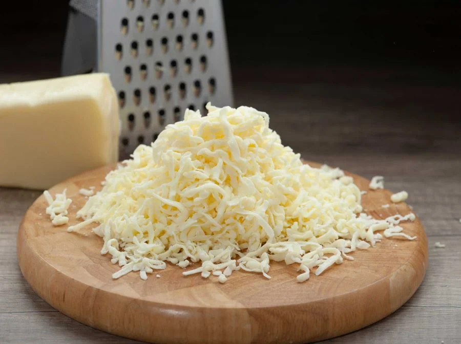 Mozzarella có lẽ là cái tên phổ biến trong “thế giới phô mai” được nhiều người biết đến nhất hiện nay