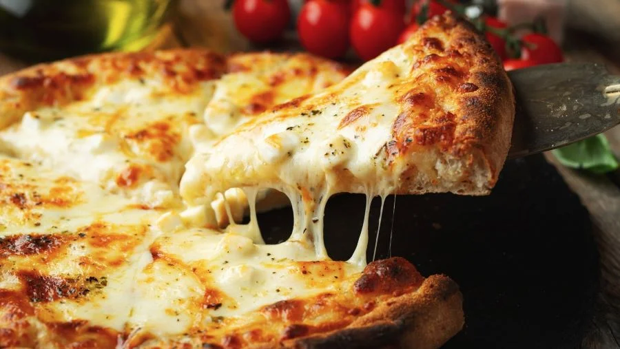 Phô mai Mozzarella đặc trưng bởi mùi thơm dễ chịu và tinh tế từ sữa tươi và kem