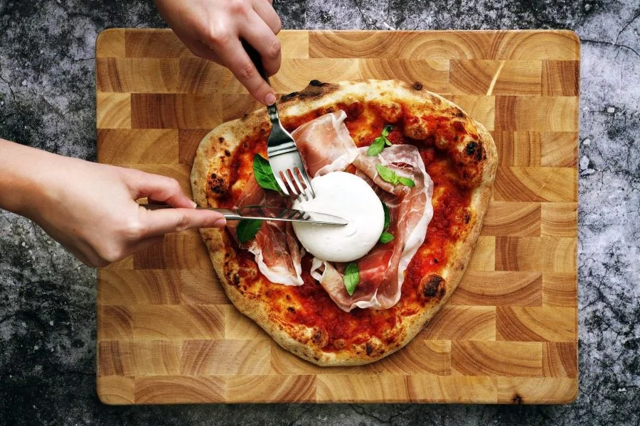 Phô mai Burrata chủ yếu được làm từ sữa bò, rennet và kem