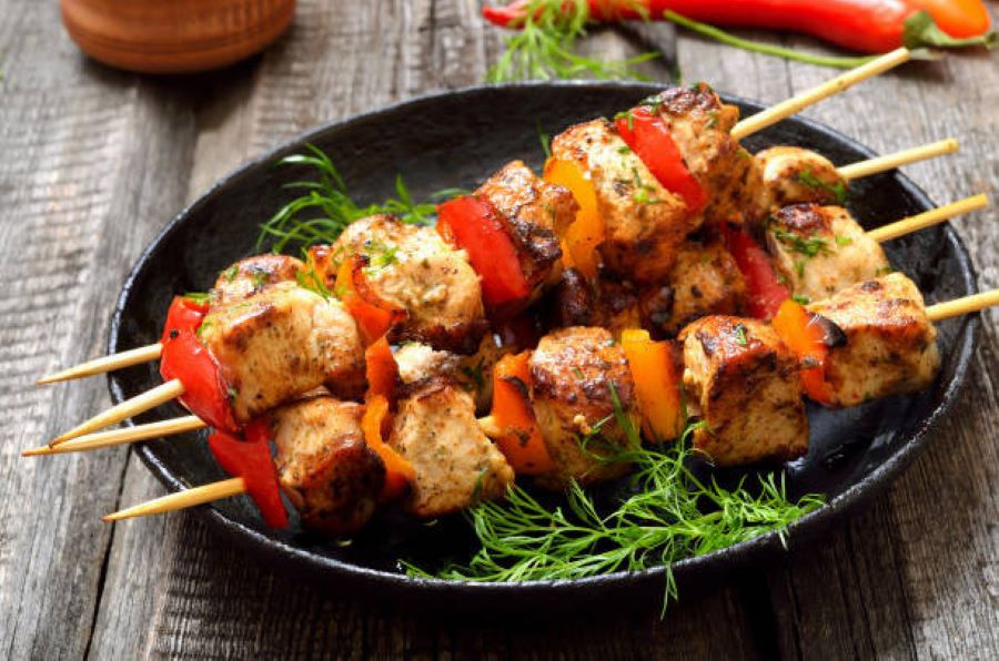 Thịt nướng Shashlik là cái tên đầu tiên phải kể đến trong danh sách những món ăn Nga thơm ngon hấp dẫn nhất định phải thử khi đến đây