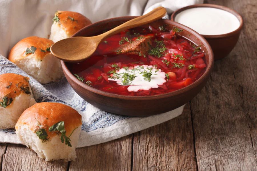 Soup củ cải đỏ hay Borsch cũng là một trong những món ngon truyền thống cổ điển của nước Nga