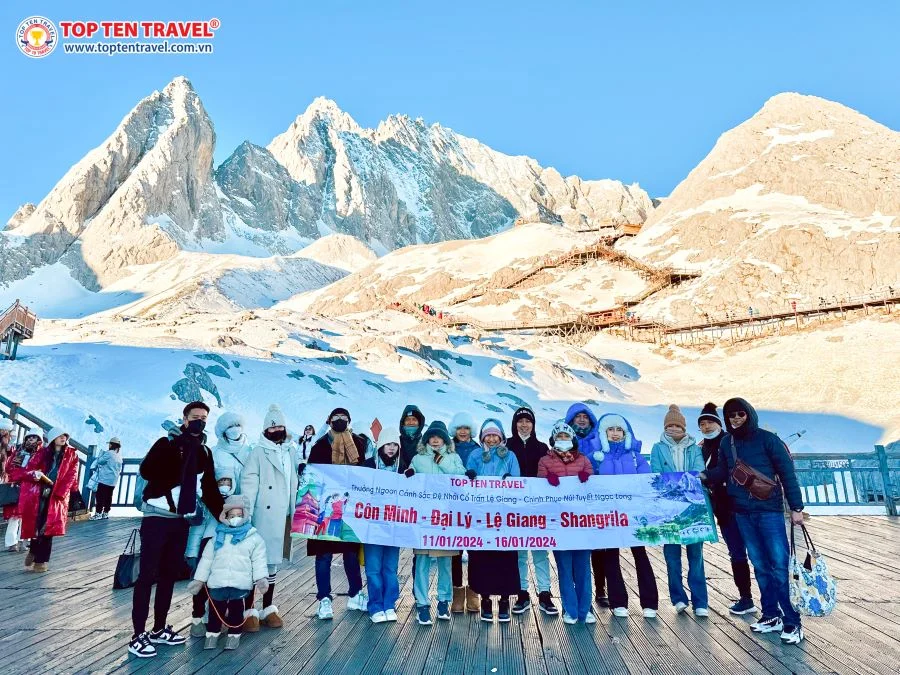 Đoàn khách Top Ten Travel tham quan và chụp ảnh trong Tour du lịch Trung Quốc: Côn Minh - Đại Lý - Lệ Giang - Shangrila