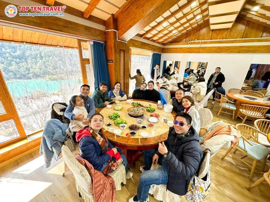 Đoàn khách Top Ten Travel thưởng thức các món ăn thơm ngon trứ danh bản đồ ẩm thực Trung Hoa 