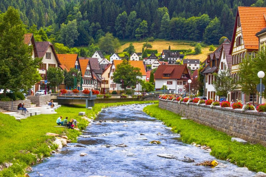 Rừng Đen thực chất là một dãy núi trùng điệp cực kỳ ấn tượng nằm ở bang Baden-Württemberg, Tây Nam nước Đức