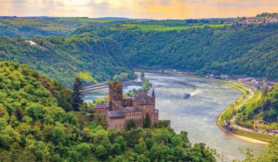 Thung lũng sông Rhine sở hữu khung cảnh thiên nhiên cực kỳ tráng lệ và hùng vĩ, hấp dẫn khách du lịch đến tham quan, chiêm ngưỡng