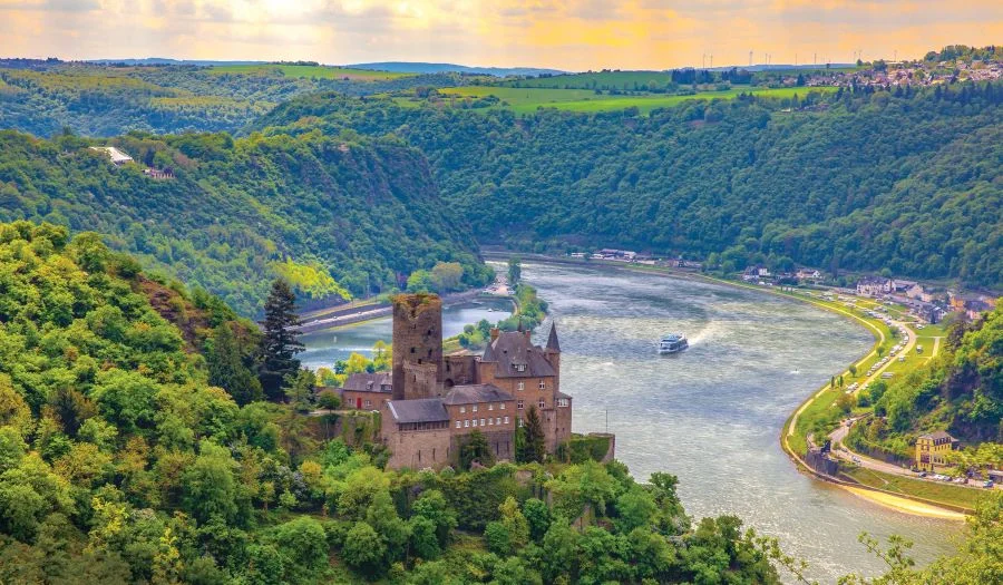 Thung lũng sông Rhine sở hữu khung cảnh thiên nhiên cực kỳ tráng lệ và hùng vĩ, hấp dẫn khách du lịch đến tham quan, chiêm ngưỡng