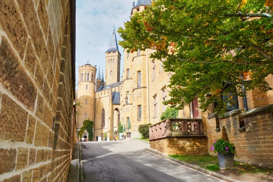 Lâu đài Burg Hohenzollern ngày nay thu hút nhiều du khách ghé thăm quan và khám phá 