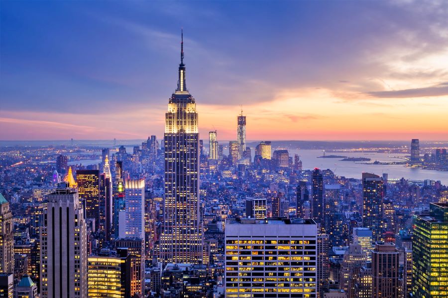  Sừng sững giữa thành phố New York sôi động, Tòa nhà Empire State như một vị vua uy nghi, hiên ngang