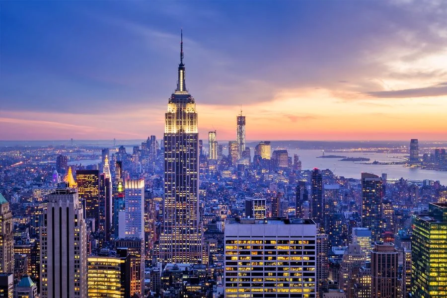  Sừng sững giữa thành phố New York sôi động, Tòa nhà Empire State như một vị vua uy nghi, hiên ngang