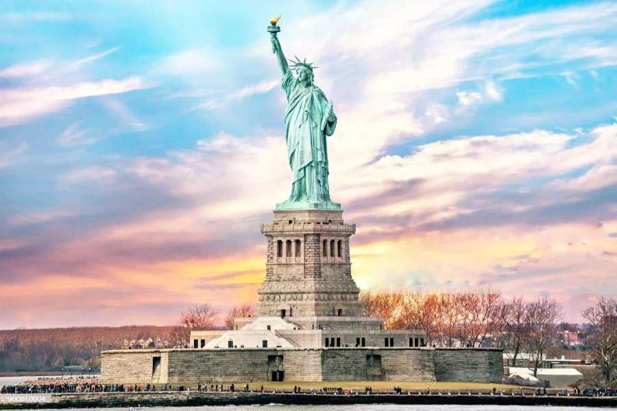 Sừng sững giữa hải cảng New York, Tượng Nữ thần Tự do chào đón những du khách đến với 
