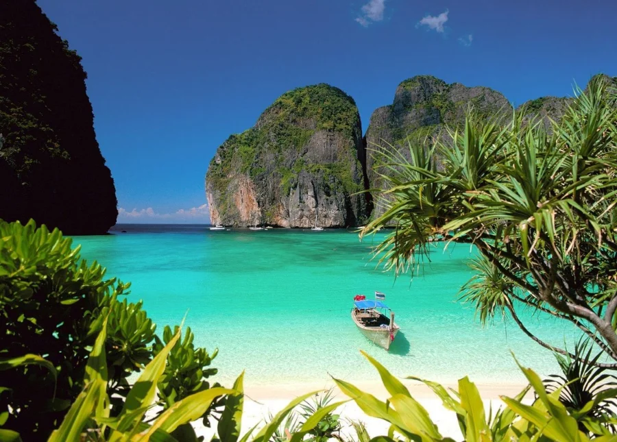 Hòn đảo này còn sở hữu những bãi biển hoang sơ, yên bình, thích hợp cho những ai muốn tìm kiếm sự thư giãn và hòa mình vào thiên nhiên