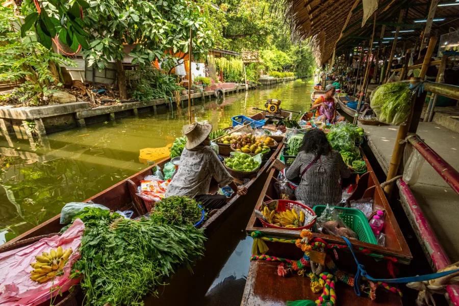 Chợ nổi Khlong Lat Mayom mang vẻ đẹp bình dị, gần gũi với những con thuyền nhỏ neo đậu dọc bờ kênh hẹp