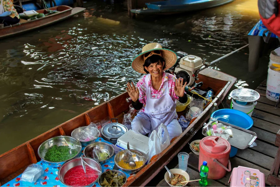 Taling Chan là một trong những khu chợ nổi trứ danh tại Thái Lan mà bạn không thể bỏ lỡ