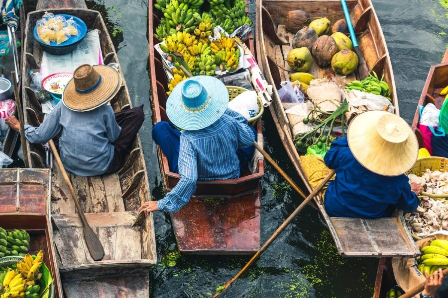 Bước chân vào Taling Chan, bạn sẽ bị choáng ngợp bởi không khí náo nhiệt, ồn ào và đầy màu sắc