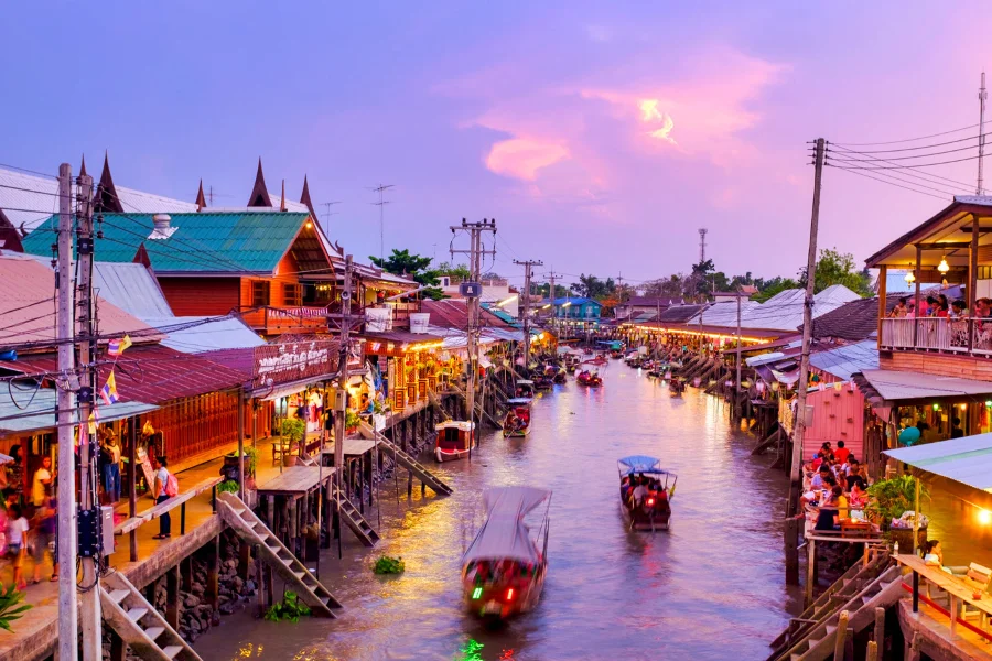 Nhắc đến những khu chợ nổi tại Thái Lan thì không thể bỏ qua Amphawa