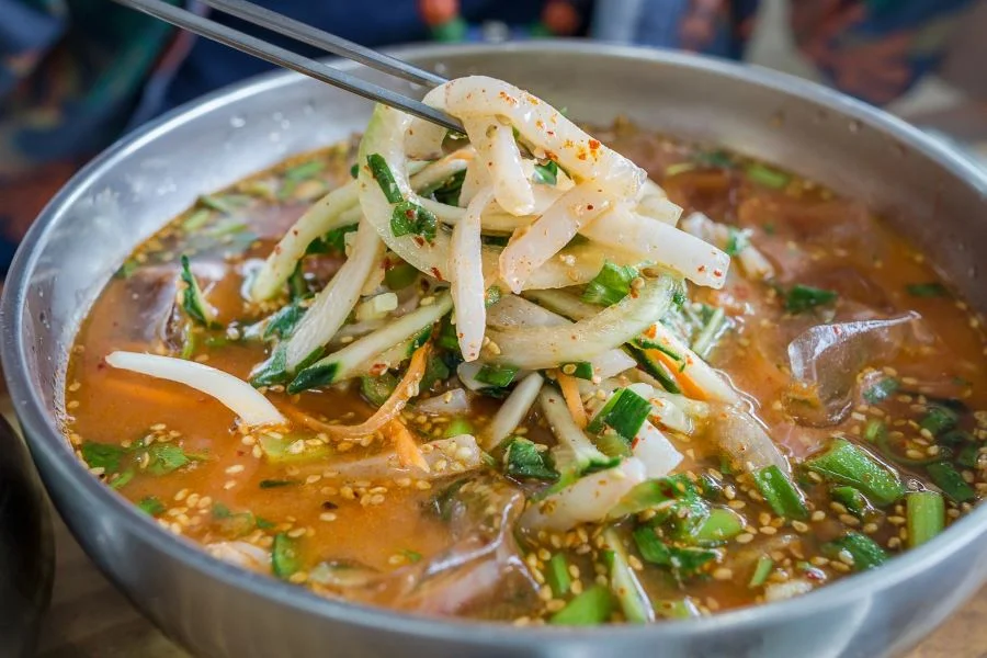 Súp sashimi ướp lạnh cay - một thức quà độc đáo mang đậm hương vị mùa hè xứ kim chi