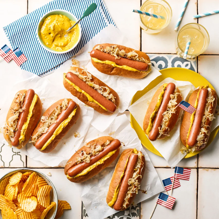 Hot dog, món ăn đường phố kinh điển của New York, là một trải nghiệm ẩm thực mà bạn không thể bỏ qua khi đến thăm thành phố này