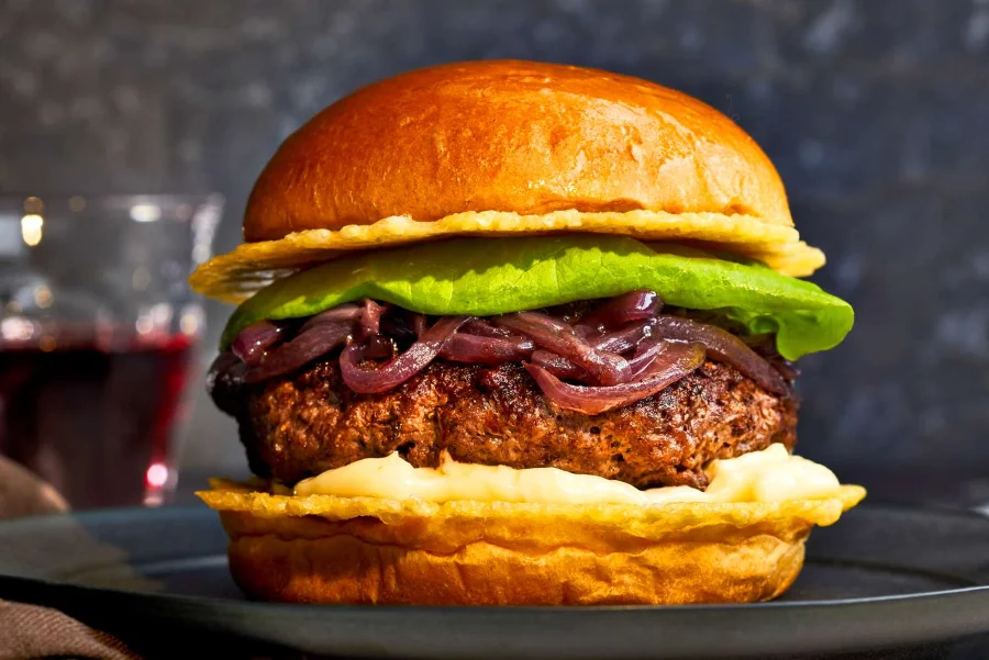 Bánh mì kẹp thịt kiểu Mỹ, hay còn gọi là burger, là một món ăn quốc dân được người dân New York vô cùng yêu thích