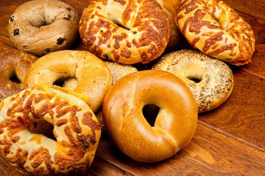 Bánh mì vòng Bagel, với hình dáng tròn đặc trưng và lớp vỏ giòn tan bên ngoài, là một món ăn sáng phổ biến và được yêu thích ở New York