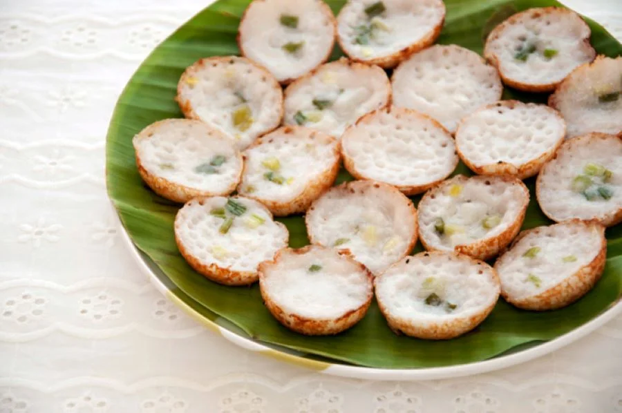 Món bánh này thường được bày bán trên những xe đẩy nhỏ ven đường phố, là món ăn vặt yêu thích của người dân địa phương và du khách quốc tế