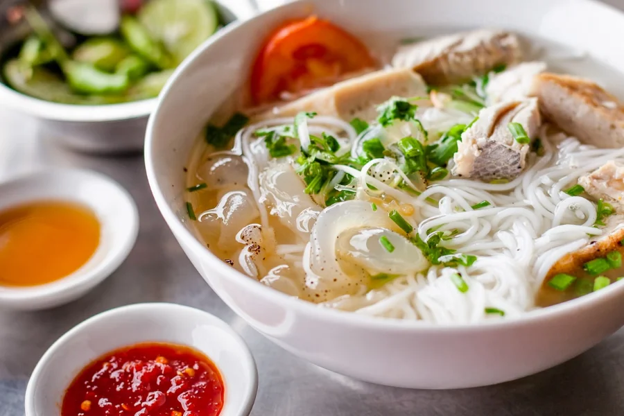 Bún sứa - Một trong những món đặc sản Quy Nhơn cuốn hút, níu chân du khách bởi sự tinh tế và độc đáo