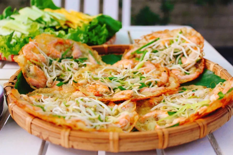 Nhắc đến món đặc sản Quy Nhơn, không thể nào bỏ qua món bánh xèo tôm nhảy trứ danh