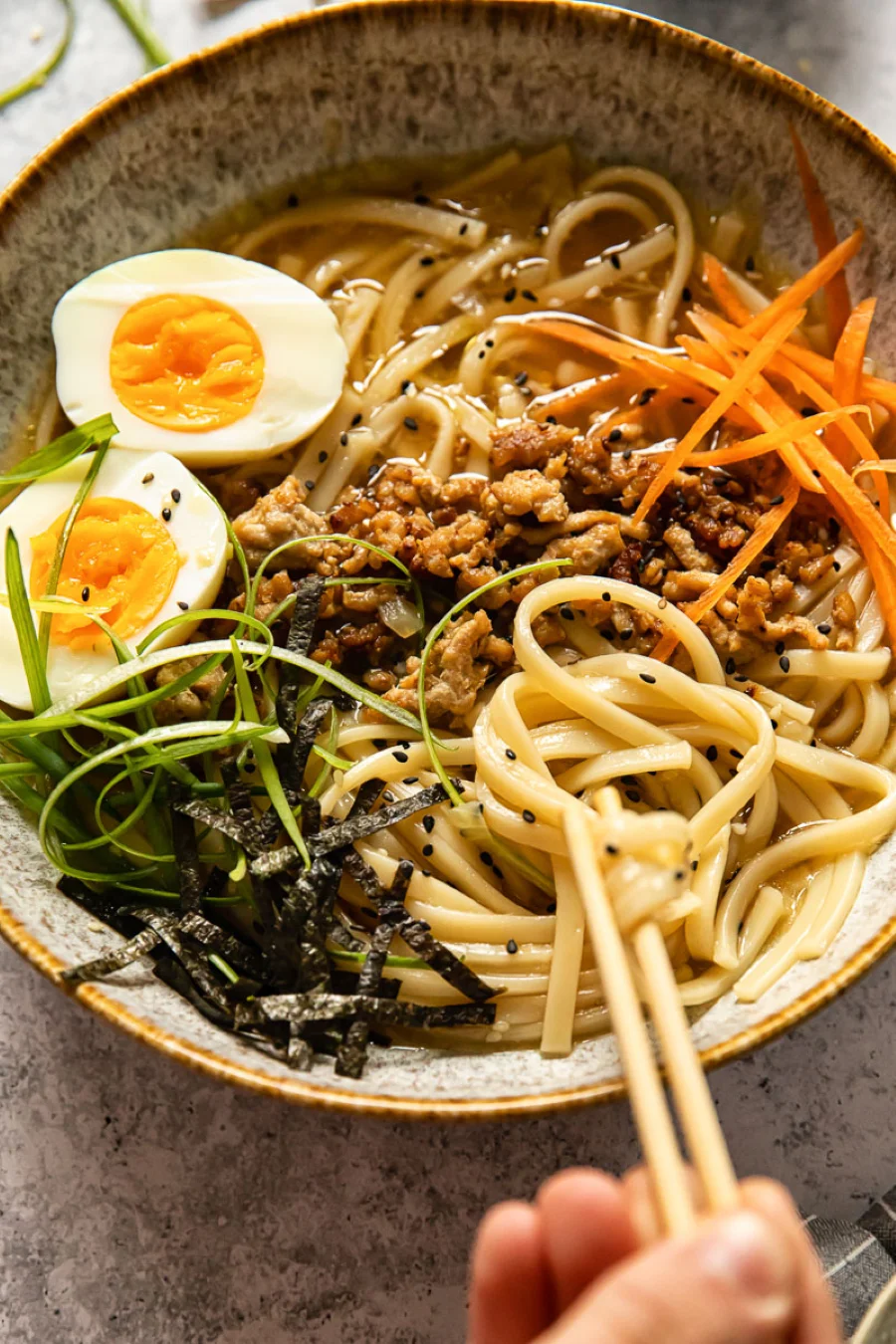 Udon thu hút thực khách bởi những sợi mì to, dày và hơi vuông