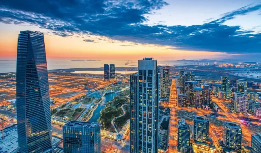 Là thành phố đông dân thứ 3 tại Hàn Quốc, Incheon sở hữu bầu không khí nhộn nhịp, sôi động xen lẫn nét thanh bình, êm đềm