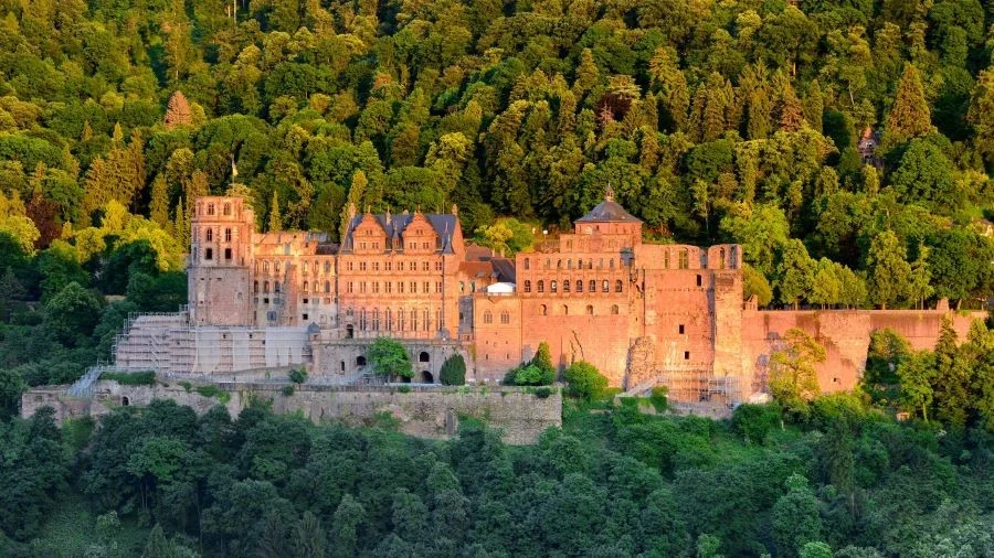 Vẻ đẹp đầy thơ mộng và cổ kính của lâu đài Heidelberg giữa khung cảnh núi non bạt ngàn
