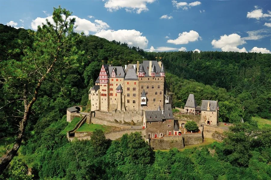 Những đỉnh tháp nhọn Gothic vô cùng độc đáo tại Lâu đài Burg Eltz