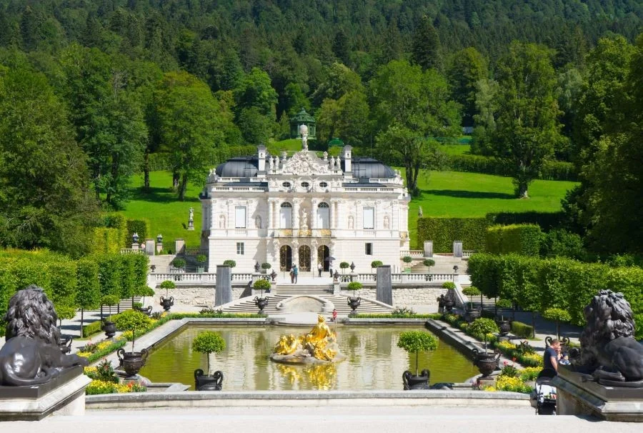 Lâu đài Linderhof sở hữu lối kiến trúc pha trộn hài hòa giữa phong cách Phục hưng, Baroque và Rococo