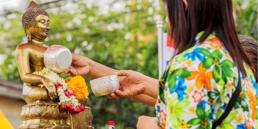 Người Thái sẽ lên chùa và tham dự lễ tắm Phật 